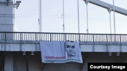 Cartel pidiendo la libertad de Oleg Sentsov en el puente Crimea de Moscú. /RFE/RL