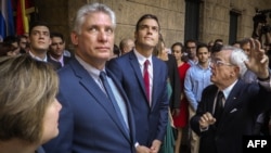 El gobernante Miguel Díaz-Canel (izquierda) y el primer ministro español Pedro Sánchez (centro). Foto AFP.