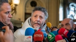 El músico argentino Fito Páez en la Casa de América en Madrid el 23 de noviembre de 2022, para rendir homenaje al fallecido músico cubano, Pablo Milanés. (AP Photo/Andrea Comas).