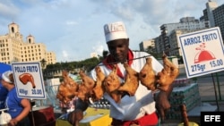 Fotografía de archivo. Un cocinero prepara arroz y pollo fritos en el Malecón de La Habana (Cuba). 