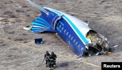 Especialistas en emergencias trabajan en el lugar del accidente del avión de pasajeros de Azerbaijan Airlines cerca de la ciudad de Aktau, Kazajistán, el 25 de diciembre de 2024. (REUTERS/Azamat Sarsenbayev/Archivo)