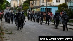 La policía antidisturbios recorre las calles luego de una manifestación contra el gobierno de Miguel Díaz-Canel en el municipio de Arroyo Naranjo, La Habana el 12 de julio de 2021. 