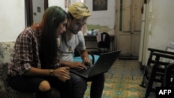 Youtubers cubanos preparan sus videos para El Paquete.