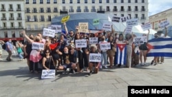 Un grupo de exiliados cubanos que marchó hasta el Palacio de la Moncloa, en Madrid, para pedir al gobierno que condene la represión en Cuba. (Foto: Facebook/Lázaro Mirelles).