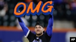 Segunda base de los Mets de Nueva York, José "Candelita" Iglesias celebra en el campo la victoria de los Mets sobre los Filis de Filadelfia en el cuarto partido de la serie de playoffs de la Liga Nacional de béisbol. 9/10 2024, en Nueva York. (AP Photo/Adam Hunger)