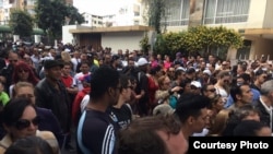 Cubanos reunidos a las puertas de la Embajada de México en Ecuador. Fotos enviadas por cubanos en el lugar.