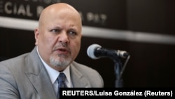 El fiscal de la CPI, Karim Khan, habla durante una conferencia de prensa en el tribunal de Jurisdicción Especial para la Paz en Bogotá, el 27 de octubre de 2021. Foto: REUTERS/Luisa González.