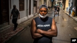 Un vendedor ambulante en una calle de La Habana. (AP/Ramón Espinosa)