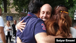 Ariel Ruiz Urquiola celebra la victoria tras el anuncio de que podran hablar ante ONU. 