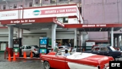 Un auto llega a una gasolinera el sábado 1 de abril del 2017, en La Habana (Cuba).