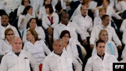 Un grupo de médicos extranjeros participa en un entrenamiento del programa Más Médicos en la Universidad de Brasilia.