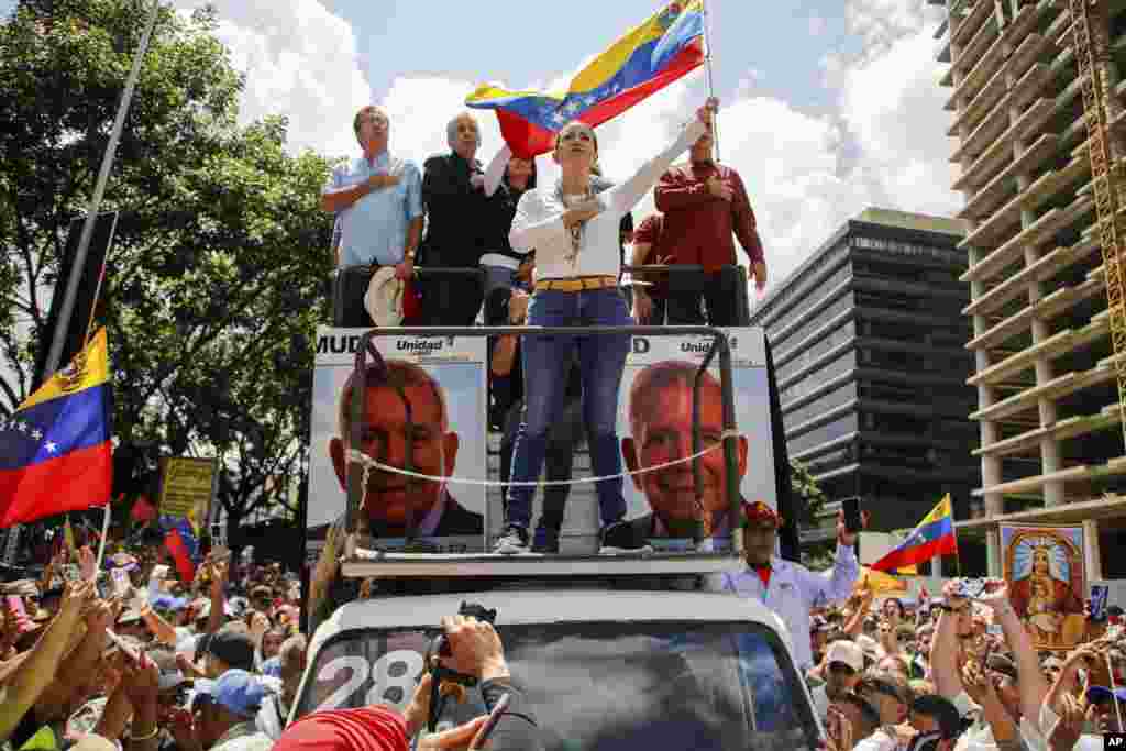 La líder opositora María Corina Machado saluda a los manifestantes en Caracas.