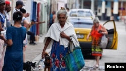 Los cubanos se enfrentan a una de las peores crisis energéticas que ha sufrido la isla, con apagones continuos, escasez de alimentos y de combustible para cocinar los pocos que pueden conseguir. (Reuters/Norlys Perez)