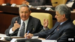 Raúl Castro (i), y el nuevo primer vicepresidente de la isla, Miguel Díaz-Canel (d), en la Asamblea Nacional del Poder Popular, en La Habana (Cuba). 