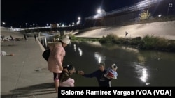 Los "lancheros" en la frontera entre Ciudad Juárez y El Paso, Texas, se dedican a cruzar a migrantes por el Río Grande (Foto Salomé Ramírez /VOA).
