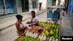 Vendedor ambulante en una calle de La Habana. (REUTERS/Alexandre Meneghini/Archivo)