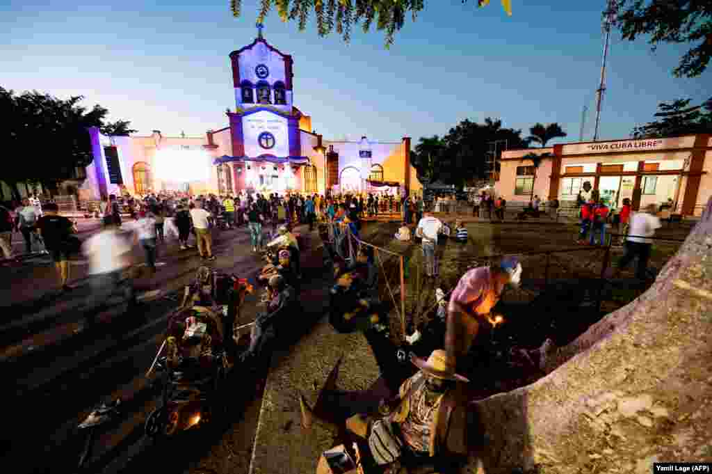 Cientos de cubanos acudieron este 17 de diciembre al Santuario Nacional de San Lázaro, en el Rincón, para veneral al santo milagroso. (Yamil Lage / AFP)