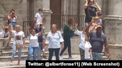 Capturas de pantalla de un video en el que se ve a familiares de presos políticos del 11J que protestaron el primero de agosto del 2022 exigiendo su libertad.