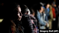 Una cubana espera ser procesada tras cruzar la frontera entre México y EEUU, el viernes 6 de enero, cerca de Yuma, Arizona(AP/Gregory Bull)