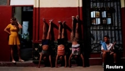 Niños juegan en una calle de La Habana. (REUTERS/Alexandre Meneghini)