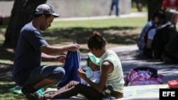 Migrantes cubanos varados en Ecuador buscan visado humanitario para ir a Estados Unidos.