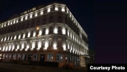  Foto nocturna del Gran Hotel Manzana Kempinski / Iván García