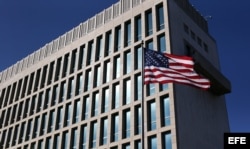 La bandera de Estados Unidos ondea en la embajada de ese país en La Habana.