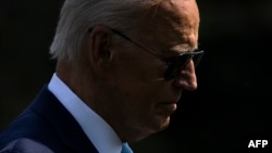 El presidente estadounidense Joe Biden camina hacia la Oficina Oval de la Casa Blanca en Washington, DC, el 15 de agosto de 2024. (Photo by SAMUEL CORUM / AFP)