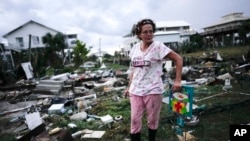 Una residente de Horseshoe Beach, Florida, contempla los daños causados por Idalia en esa localidad. (AP/Rebecca Blackwell)