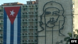 Imagen del Che Guevara en la fachada del edificio del Ministerio del Interior, en La Habana.