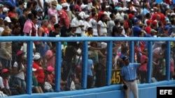 Fanáticos esperan a que inicie el juego entre el equipo de Cuba y Tampa Bay en el Latinoamericano, en La Habana.