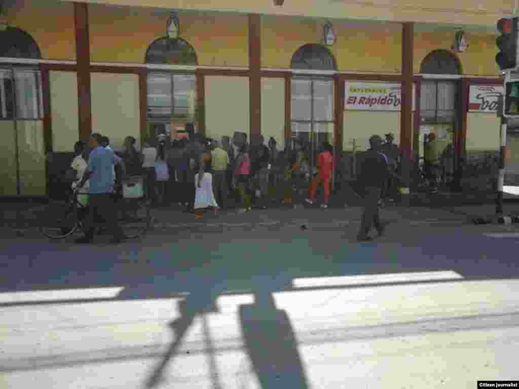 Una cola&nbsp; en el mercado del complejo recaudador de divisas, conformado por mercado y cafetería &rdquo;El Orbe&rdquo; ubicado en la calle Los Maceos esquina Flor Crombet del barrio centro en el municipio cabecera de Guantánamo.