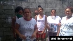 Arianna López Roque junto a las otras manifestantes. 