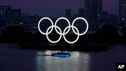 Los aros olímpicos en Oadiba, Tokio. AP Photo/Eugene Hoshiko, File)