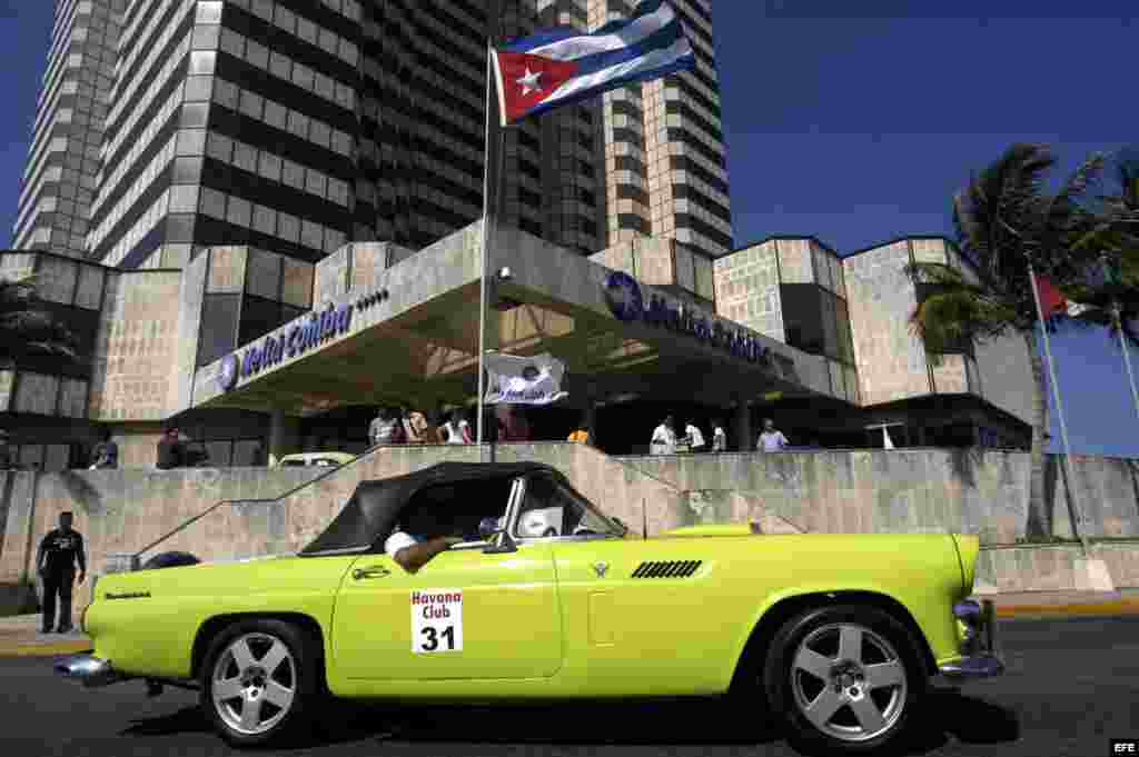 Un Ford Thunderbird 1956 en la competencia "Primer rally de la escudería Club del automóvil de La Habana" .