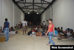 Migrantes cubanos en una bodega de Turbo que les sirve de albergue.