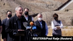 El líder de la minoría de la Cámara de Representantes, Kevin McCarthy, habla con la prensa durante una gira de una delegación de legisladores republicanos a la frontera entre EE. UU. y México, en El Paso, Texas, el 15 de marzo de 2021.