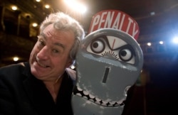 Terry Jones posa junto a "un parquimetro del infierno" en Lisboa el 10 de enero de 2008 (Foto: Nacho Doce/Reuters).