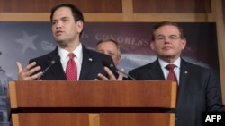 Senadores Marco Rubio, (R-FL) y Bob Menéndez, (D-NJ)