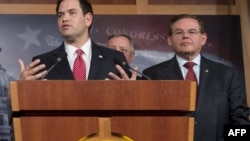 Senadores Marco Rubio, (R-FL) y Bob Menéndez, (D-NJ)