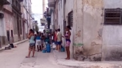 Residentes de edificio en peligro de derrumbe esperan por solución de las autoridades