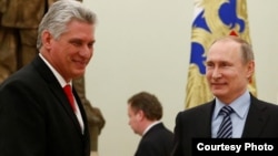 El presidente de Rusia, Vladimir Putin (d) durante su encuentro con el primer vicepresidente de Cuba, Miguel Díaz-Canel (i) en el Kremlin.