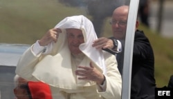 El papa Francisco viaja en papamóvil hacia el aeropuerto Antonio Maceo de la ciudad de Santiago de Cuba.