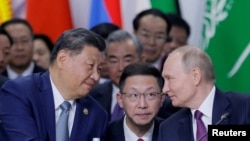 El presidente ruso, Vladimir Putin, y el presidente chino, Xi Jinping, hablan durante una sesión plenaria en la cumbre BRICS en Kazán, Rusia, el 24 de octubre de 2024. REUTERS/Maxim Shemetov/Pool/File Photo