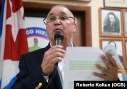 Orlando González durante la conferencia de prensa en la Casa del Preso de Miami.