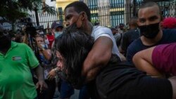 Un manifestante apresado por agentes vestidos de civil.