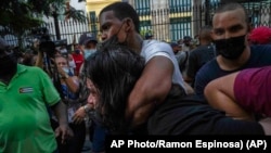 Un manifestante detenido en las protestas del 11 de julio.