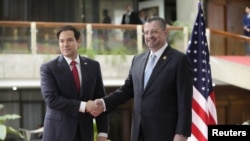 Marco Rubio le da la mano al presidente de Costa Rica, Rodrigo Chaves, durante una conferencia de prensa conjunta en el palacio presidencial de San José, Costa Rica, el 4 de febrero de 2025. (Mark Schiefelbein, REUTERS)