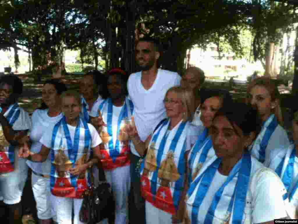 El grafitero cubano Danilo Maldonado, &quot;El Sexto&quot;,&nbsp; junto a las Damas de Blanco y los activistas&nbsp; en el parque Gandhi.