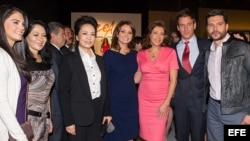 Fotografía cedida por la empresa de televisión Televisa el miércoles 5 de junio de 2013, de la primera dama china, Peng Liyuan (3i), la primera dama de México, Angélica Rivera (c), posando con algunos actores mexicanos, durante la visita a esa compañía de